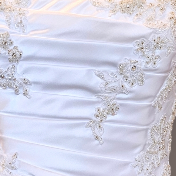 NWOT - Sophia Tolli White Fitted Bead Applique Wedding Gown - Picture 4 of 7